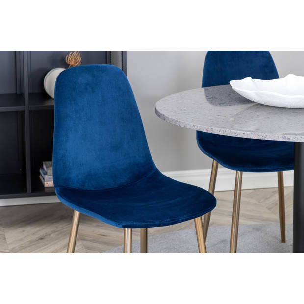 RazziaGR eethoek eetkamertafel terazzo grijs en 4 Polar eetkamerstal velours blauw, messing decor.