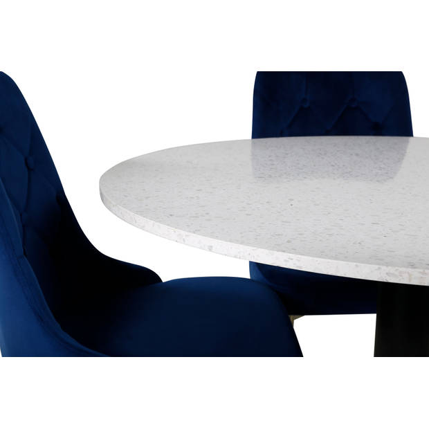 RazziaWH eethoek eetkamertafel terazzo wit en 4 Velvet Deluxe eetkamerstal velours blauw, messing decor.