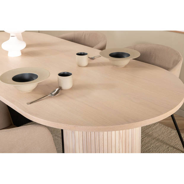 BiancaWW eethoek eetkamertafel eik fineer wit washed en 4 Berit eetkamerstal beige.