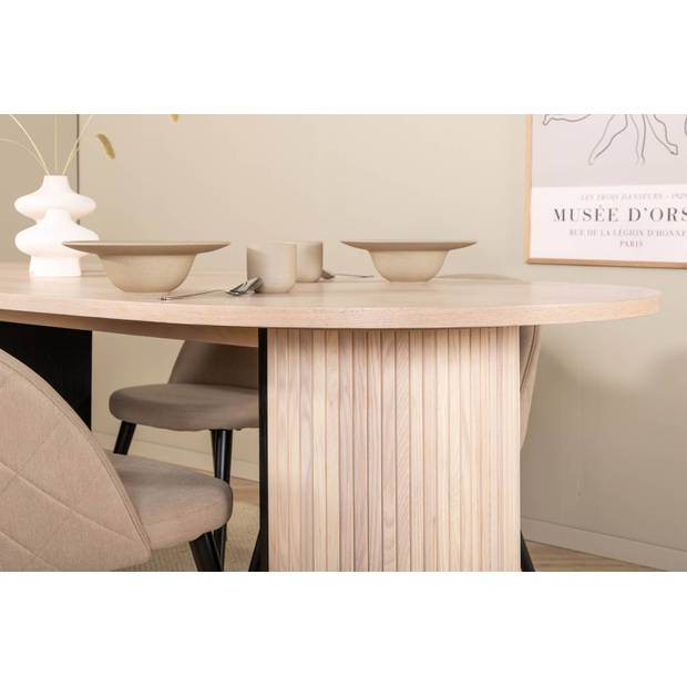 BiancaWW eethoek eetkamertafel eik fineer wit washed en 4 Velvet Stitches eetkamerstal velours beige.