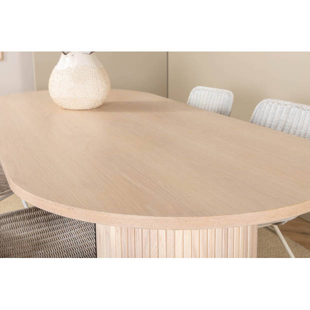 BiancaWW eethoek eetkamertafel eik fineer wit washed en 4 Cirebon eetkamerstal rotan whitewash.