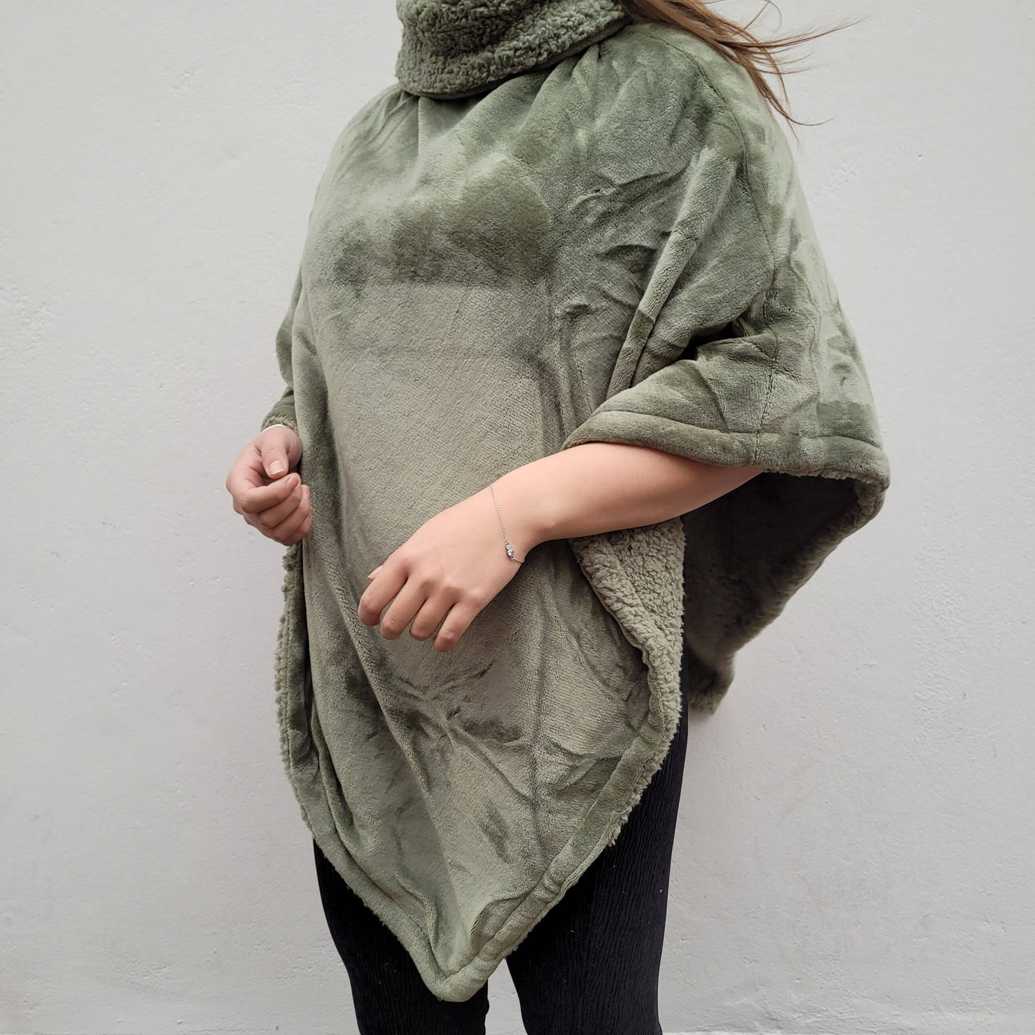 Poncho Kopenhagen 80 x 80 cm | 100% microfibre grand luxe & imitatieschaap | Olive | double face