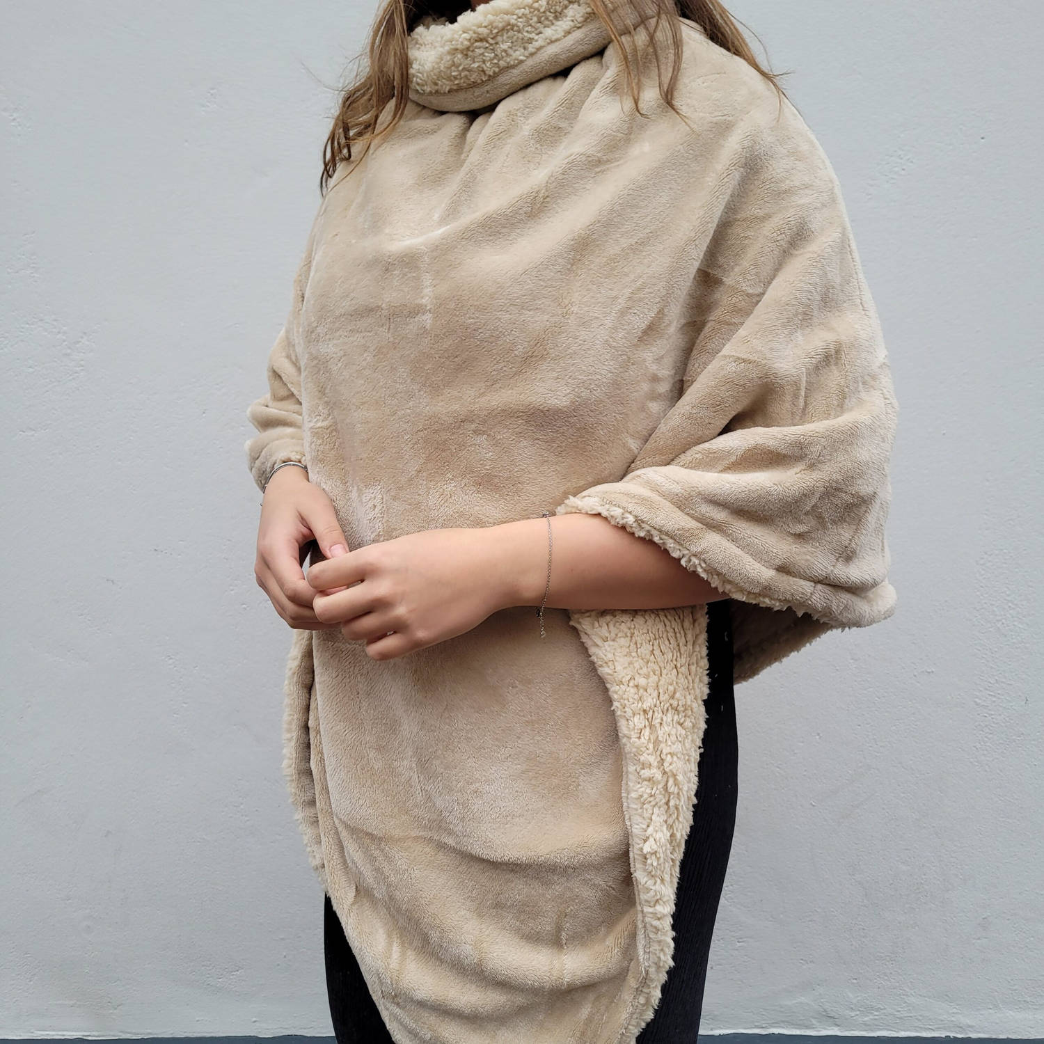 Poncho Kopenhagen 80 x 80 cm | 100% microfibre grand luxe & imitatieschaap | Creme | double face