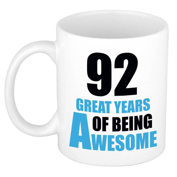 92 great years of being awesome cadeau mok / beker wit en blauw - verjaardagscadeau 92 jaar - feest mokken