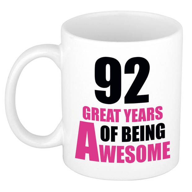 92 great years of being awesome cadeau mok / beker wit en roze - verjaardagscadeau 92 jaar - feest mokken