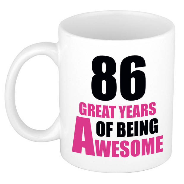 86 great years of being awesome cadeau mok / beker wit en roze - verjaardagscadeau 86 jaar - feest mokken