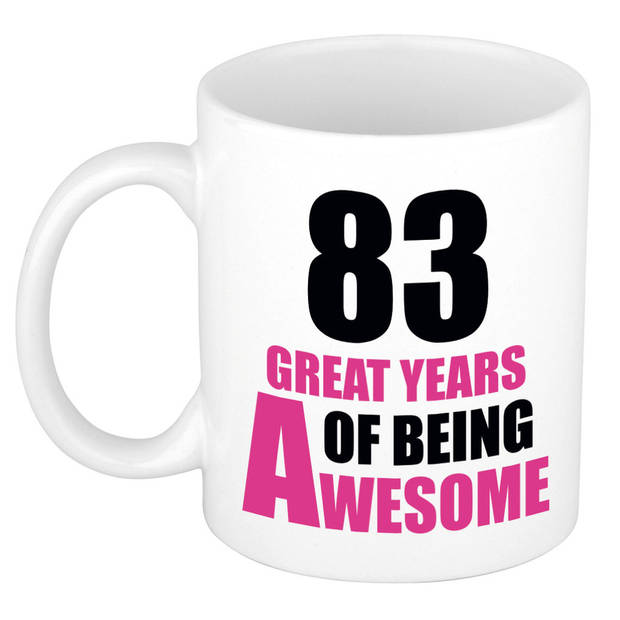 83 great years of being awesome cadeau mok / beker wit en roze - verjaardagscadeau 83 jaar - feest mokken