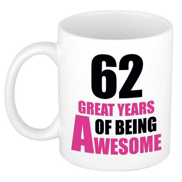 62 great years of being awesome cadeau mok / beker wit en roze - verjaardagscadeau 62 jaar - feest mokken