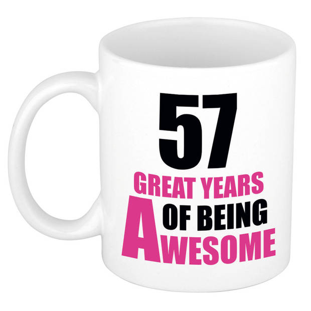 57 great years of being awesome cadeau mok / beker wit en roze - verjaardagscadeau 57 jaar - feest mokken