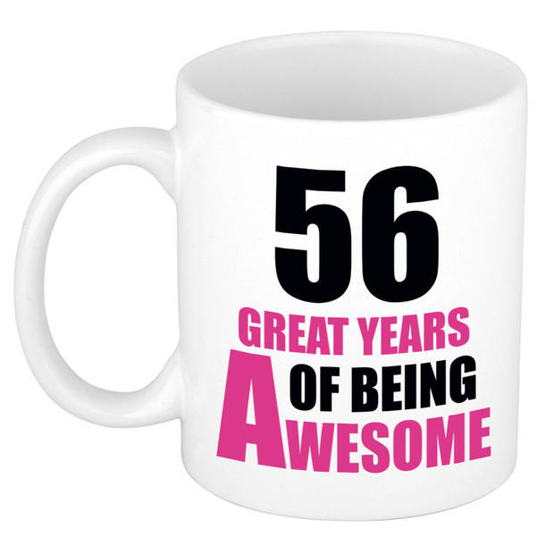 56 great years of being awesome cadeau mok / beker wit en roze - verjaardagscadeau 56 jaar - feest mokken