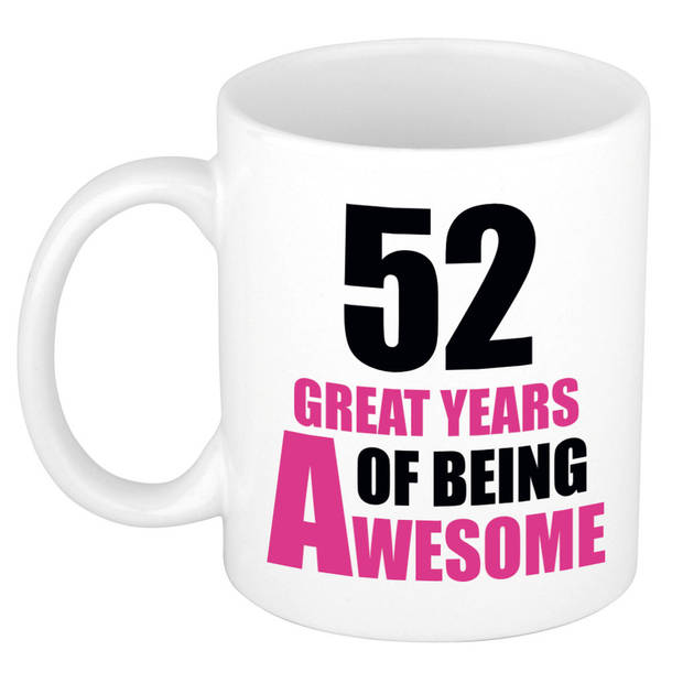 52 great years of being awesome cadeau mok / beker wit en roze - verjaardagscadeau 52 jaar - feest mokken