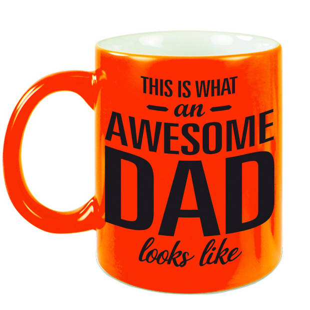 Fluor oranje awesome dad cadeau mok / beker voor Vaderdag 330 ml - feest mokken