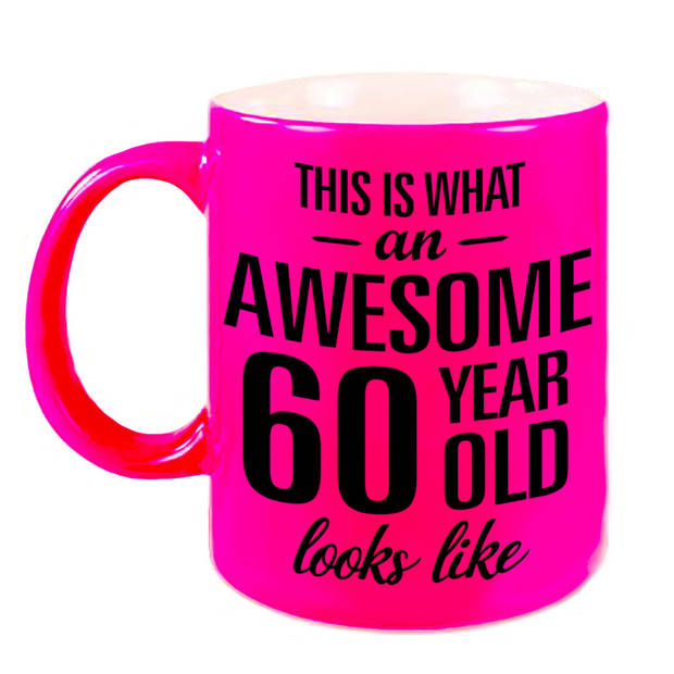 Neon roze Awesome 60 year cadeau mok / verjaardag beker 330 ml - feest mokken