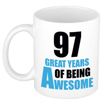 97 great years of being awesome cadeau mok / beker wit en blauw - verjaardagscadeau 97 jaar - feest mokken