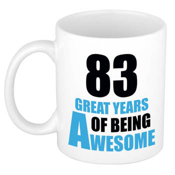 83 great years of being awesome cadeau mok / beker wit en blauw - verjaardagscadeau 83 jaar - feest mokken
