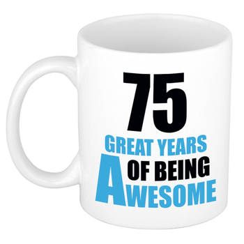 75 great years of being awesome cadeau mok / beker wit en blauw - verjaardagscadeau 75 jaar - feest mokken