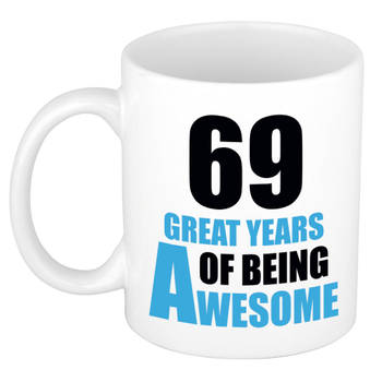 69 great years of being awesome cadeau mok / beker wit en blauw - verjaardagscadeau 69 jaar - feest mokken
