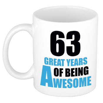 63 great years of being awesome cadeau mok / beker wit en blauw - verjaardagscadeau 63 jaar - feest mokken