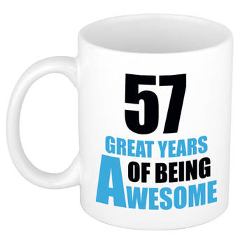 57 great years of being awesome cadeau mok / beker wit en blauw - verjaardagscadeau 57 jaar - feest mokken