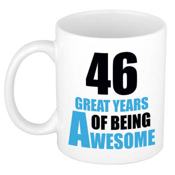 46 great years of being awesome cadeau mok / beker wit en blauw - verjaardagscadeau 46 jaar - feest mokken