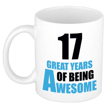 17 great years of being awesome cadeau mok / beker wit en blauw - verjaardagscadeau 17 jaar - feest mokken