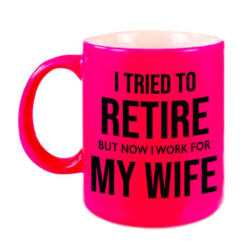I tried to retire but now I work for my wife mok / beker neon roze 330 ml - bedankt cadeau collega - feest mokken