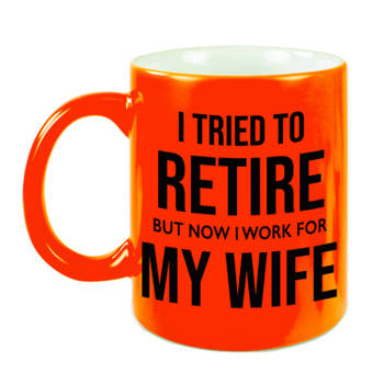 I tried to retire but now I work for my wife mok / beker neon oranje 330 ml - bedankt cadeau collega - feest mokken
