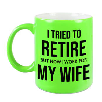 I tried to retire but now I work for my wife mok / beker neon groen 330 ml - bedankt cadeau collega - feest mokken
