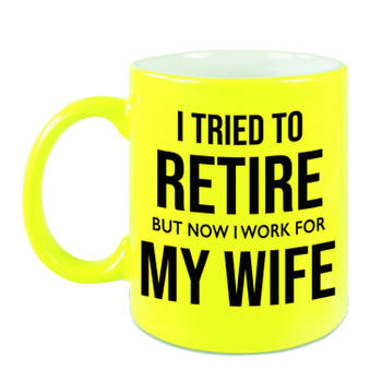 I tried to retire but now I work for my wife mok / beker neon geel 330 ml - bedankt cadeau collega - feest mokken