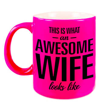 Awesome wife / echtgenote fluor roze cadeau mok / verjaardag beker 330 ml - feest mokken