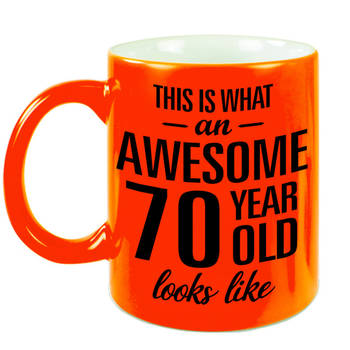 Fluor oranje Awesome 70 year cadeau mok / verjaardag beker 330 ml - feest mokken