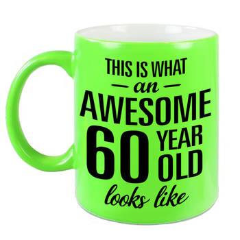 Neon groene Awesome 60 year cadeau mok / verjaardag beker 330 ml - feest mokken