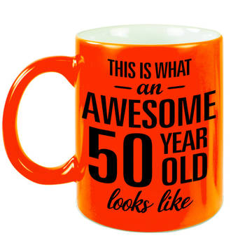 Neon oranje Awesome 50 year cadeau mok / verjaardag beker 330 ml - feest mokken