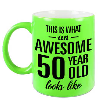 Neon groene Awesome 50 year cadeau mok / verjaardag beker 330 ml - feest mokken