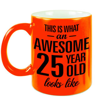 Fluor oranje Awesome 25 year cadeau mok / verjaardag beker 330 ml - feest mokken