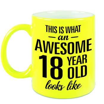 Fluor gele Awesome 18 year cadeau mok / verjaardag beker 330 ml - feest mokken