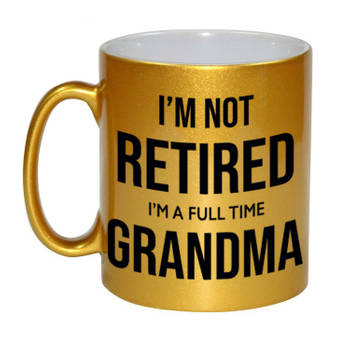 Im not retired im a full time grandma / oma gouden koffiemok / theebeker 330 ml bedankt cadeau collega - feest mokken