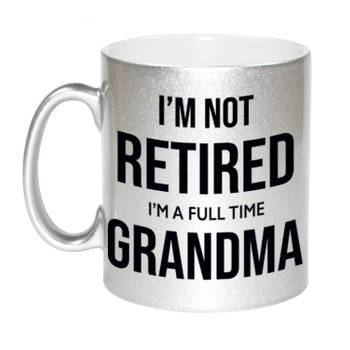 Im not retired im a full time grandma / oma zilveren koffiemok / theebeker 330 ml bedankt cadeau collega - feest mokken