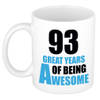 93 great years of being awesome cadeau mok / beker wit en blauw - verjaardagscadeau 93 jaar - feest mokken