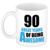 90 great years of being awesome cadeau mok / beker wit en blauw - verjaardagscadeau 90 jaar - feest mokken