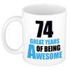 74 great years of being awesome cadeau mok / beker wit en blauw - verjaardagscadeau 74 jaar - feest mokken