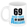 69 great years of being awesome cadeau mok / beker wit en blauw - verjaardagscadeau 69 jaar - feest mokken