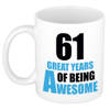 61 great years of being awesome cadeau mok / beker wit en blauw - verjaardagscadeau 61 jaar - feest mokken