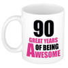 90 great years of being awesome cadeau mok / beker wit en roze - verjaardagscadeau 90 jaar - feest mokken