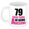 79 great years of being awesome cadeau mok / beker wit en roze - verjaardagscadeau 79 jaar - feest mokken
