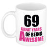 69 great years of being awesome cadeau mok / beker wit en roze - verjaardagscadeau 69 jaar - feest mokken