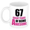 67 great years of being awesome cadeau mok / beker wit en roze - verjaardagscadeau 67 jaar - feest mokken