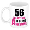 56 great years of being awesome cadeau mok / beker wit en roze - verjaardagscadeau 56 jaar - feest mokken