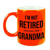 Not retired im a full time grandma mok / beker neon oranje 330 ml - bedankt cadeau collega - feest mokken
