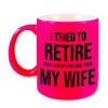 I tried to retire but now I work for my wife mok / beker neon roze 330 ml - bedankt cadeau collega - feest mokken